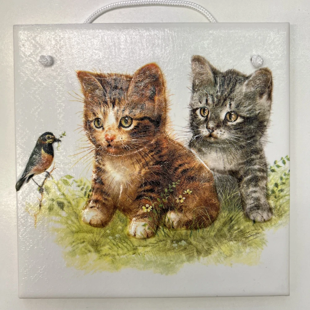 🐱 Zdobená keramická dlaždice – Koťátka v trávě 🐦🌿