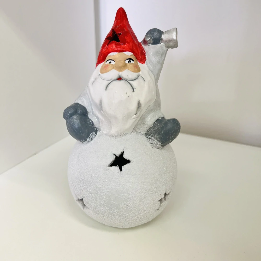 FIGURKA ZIMNÍ  MIKULÁŠ SEDÍCÍ NA SNĚHOVÉ KOULI S LED OSVĚTLENÍM