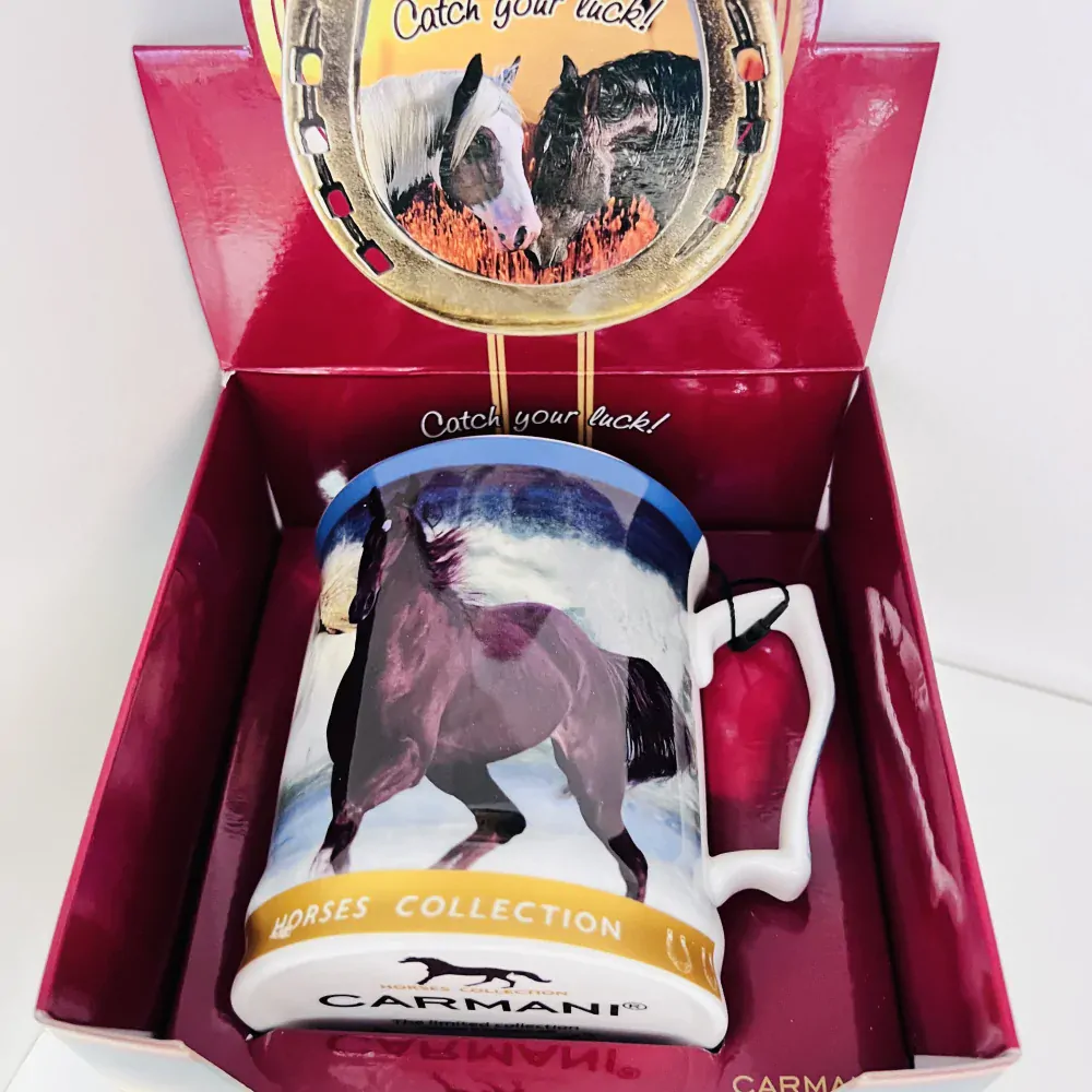 HRNEK PORCELÁNOVÝ MOTIV KONĚ BALENÝ V DÁRKOVÉ KRABIČCE