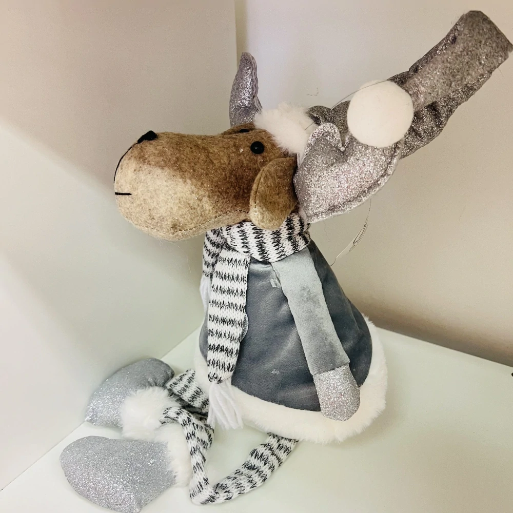 ZIMNÍ DEKORACE TEXTILNÍ FIGURKA SEDÍCÍHO SOBA