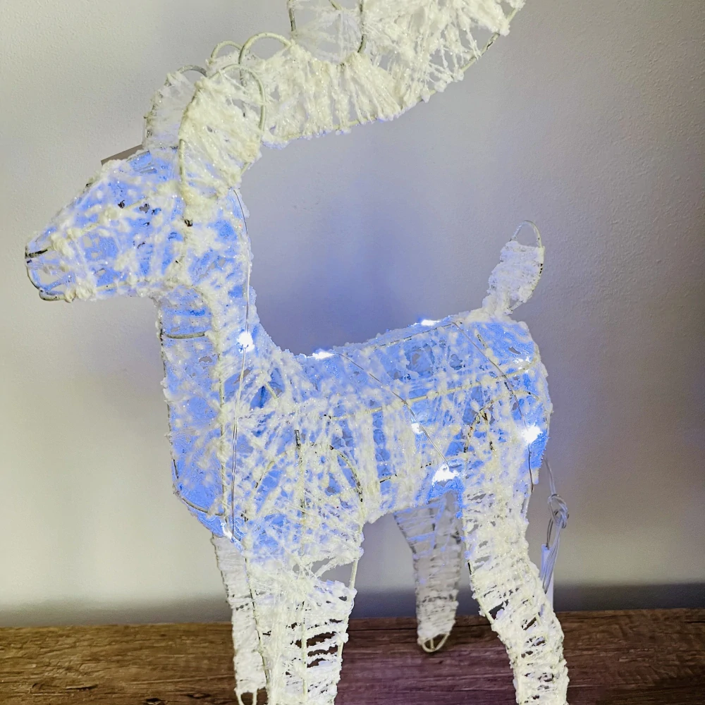 ZIMNÍ DEKORACE SOB S LED OSVĚTLENÍM STŘEDNÍ