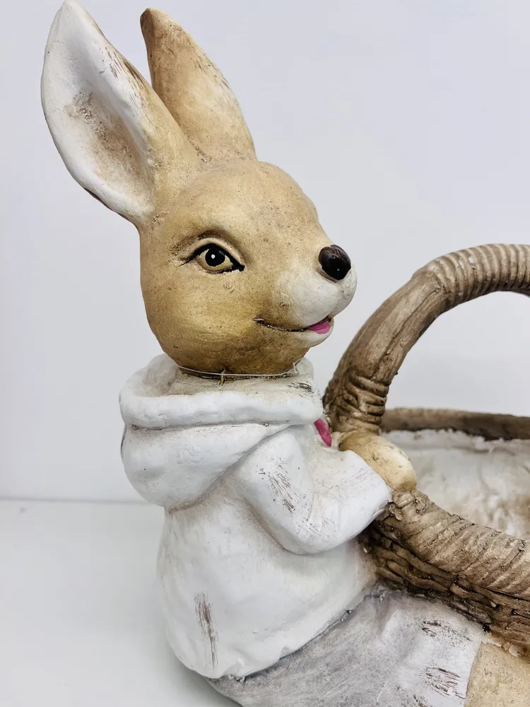 DEKORACE JARNÍ FIGURA ZAJÍCE CHLAPCE S KOŠÍKEM NA KVĚTINU