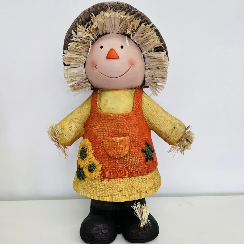 DEKORACE FIGURA STRAŠÁKA DÍVKY