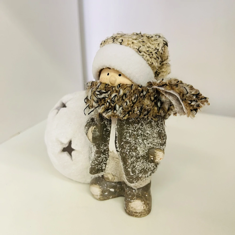 ZIMNÍ DEKORACE FIGURKA CHLAPCE NA ČAJOVOU NEBO LED SVÍČKU