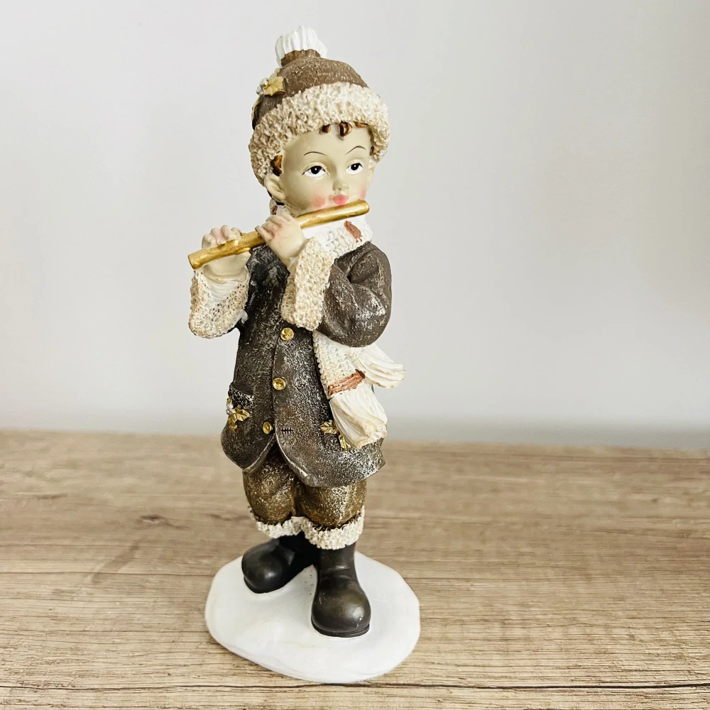 ZIMNÍ DEKORACE FIGURA CHLAPCE S FLÉTNOU