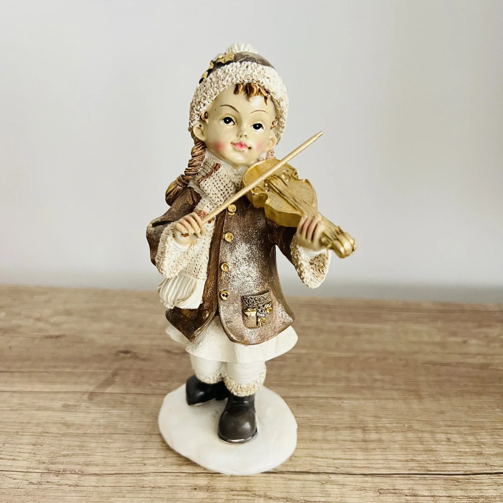 ZIMNÍ DEKORACE FIGURA DÍVKY HRAJÍCÍ NA HOUSLE