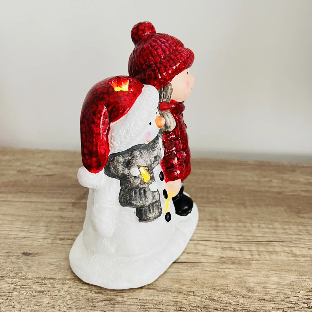DEKORACE KERAMICKÁ FIGURKA DÍVKY SE SNĚHULÁKEM A LED OSVĚTLENÍM