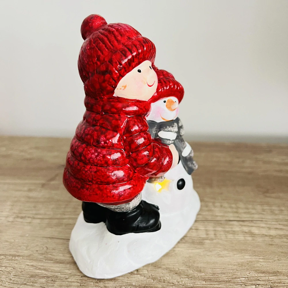 DEKORACE KERAMICKÁ FIGURKA CHLAPCE SE SNĚHULÁKEM A LED OSVĚTLENÍM