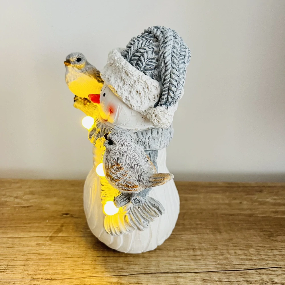 ZIMNÍ DEKORACE FIGURKA SNĚHULÁKA S DVĚMA PTÁČKY A LED OSVĚTLENÍM