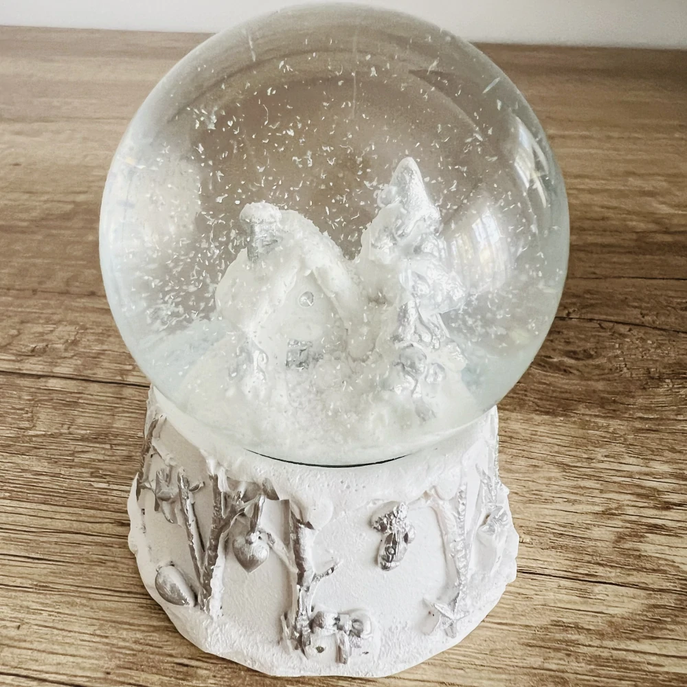ZIMNÍ DEKORACE SNĚHOVÁ KOULE S CHALOUPKOU