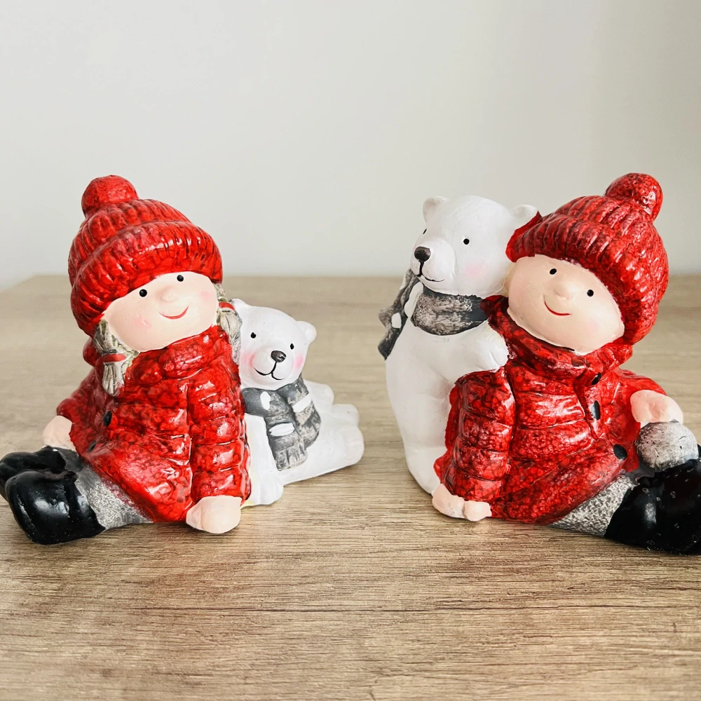 DEKORACE ZIMNÍ FIGURKA SEDÍCÍ DÍVKY S MEDVÍDKEM