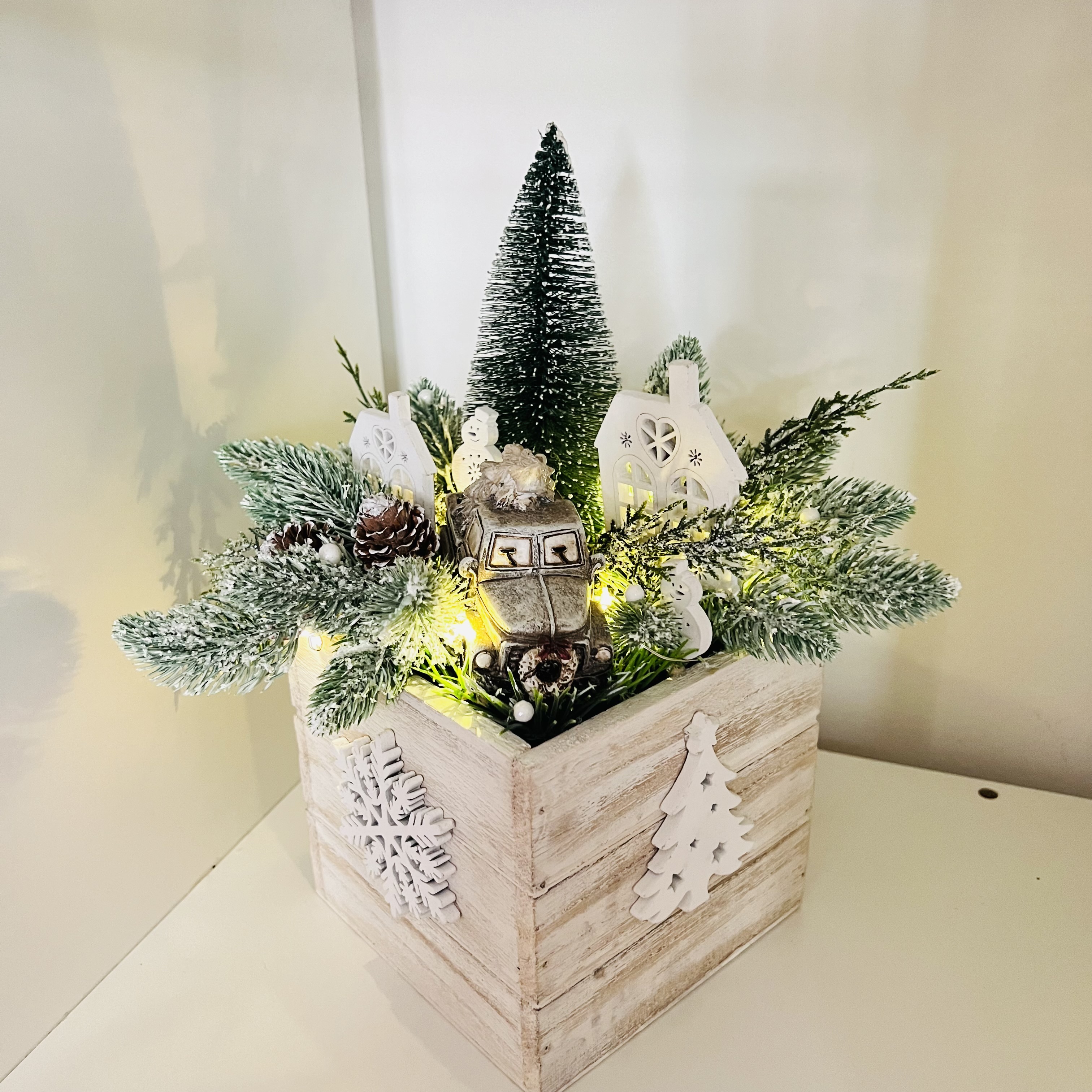 DEKORACE ZIMNÍ TRUHLÍK ZDOBENÝ S OSVĚTLENÍM 
