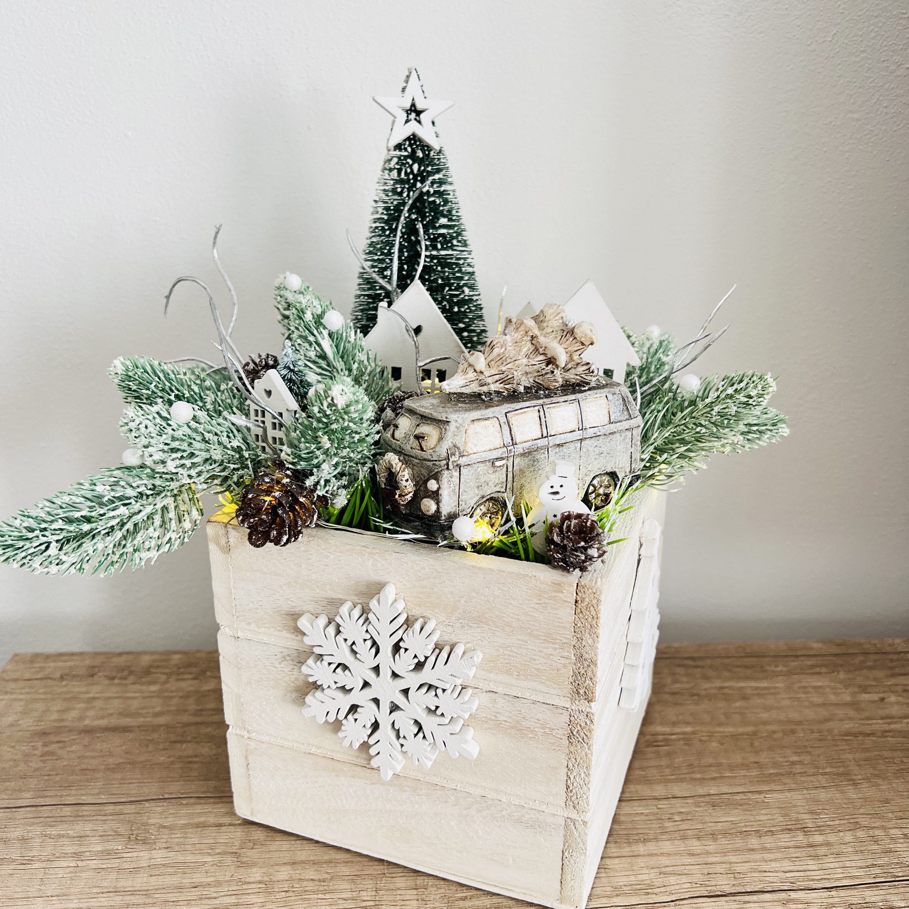 DEKORACE ZIMNÍ TRUHLÍK S OSVĚTLENÍM ZDOBENÝ 