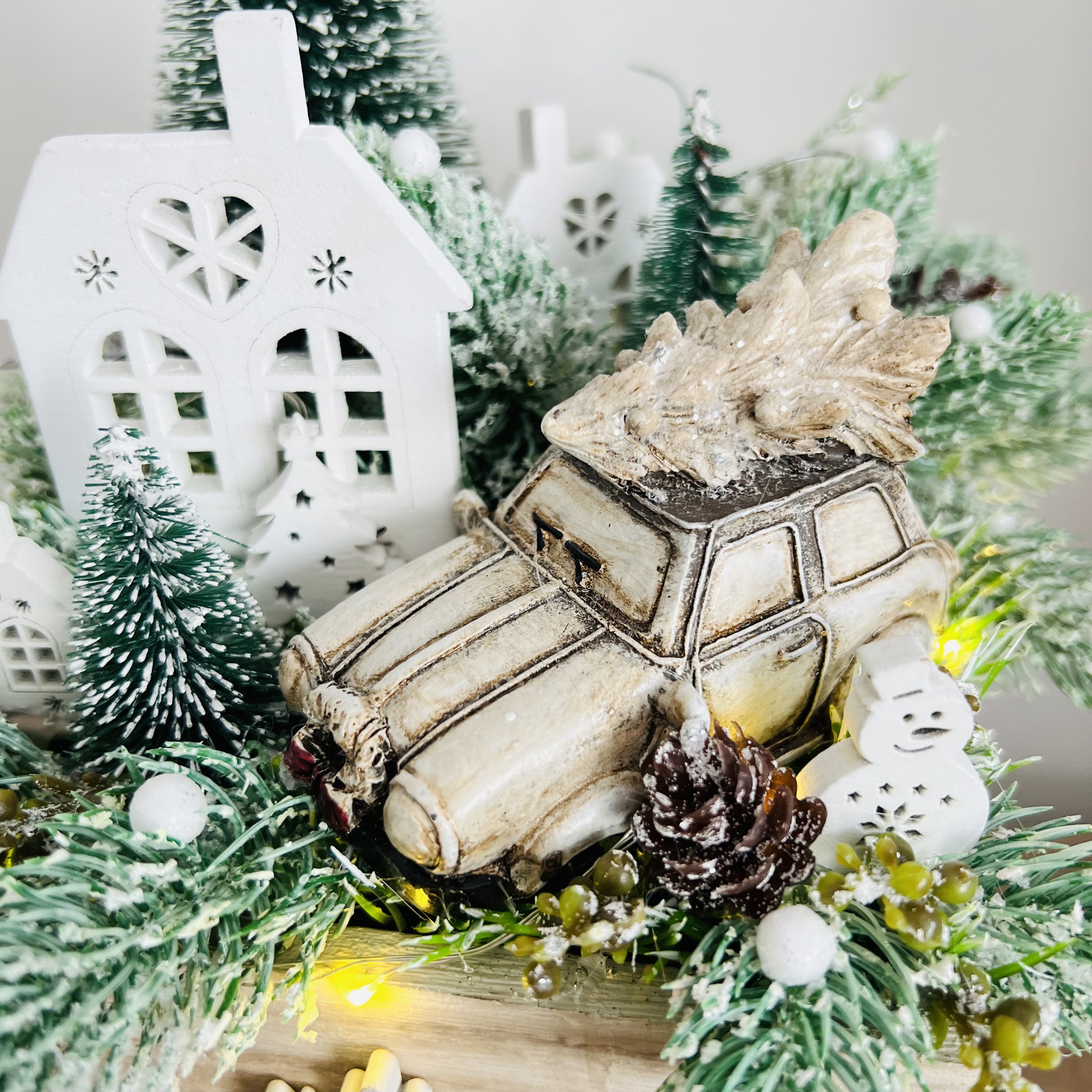 ZIMNÍ DEKORACE TRUHLÍK ZDOBENÝ S OSVĚTLENÍM 