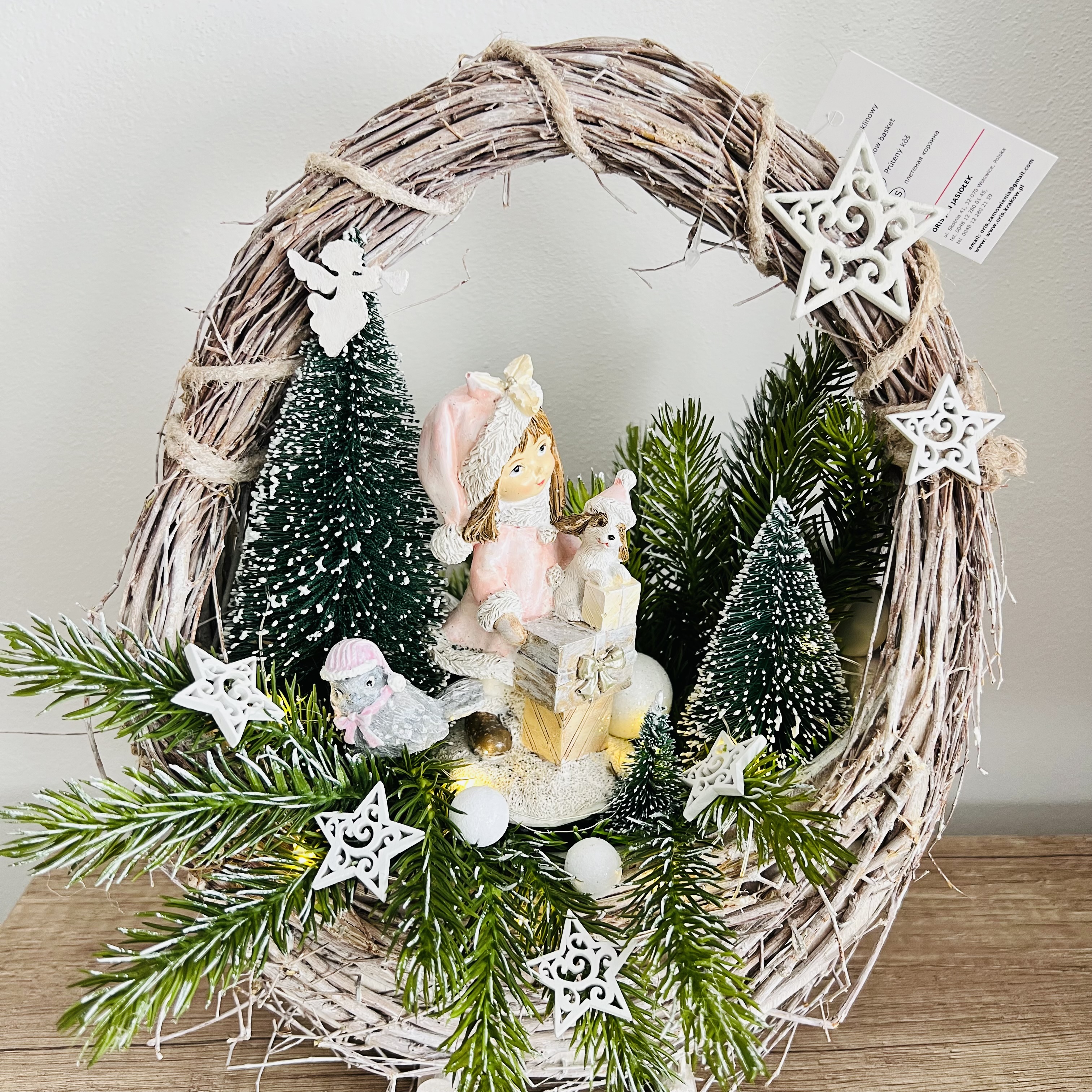 ZIMNÍ DEKORACE KOŠÍK ZDOBENÝ S OSVĚTLENÍM A FIGURKOU DÍVKY 