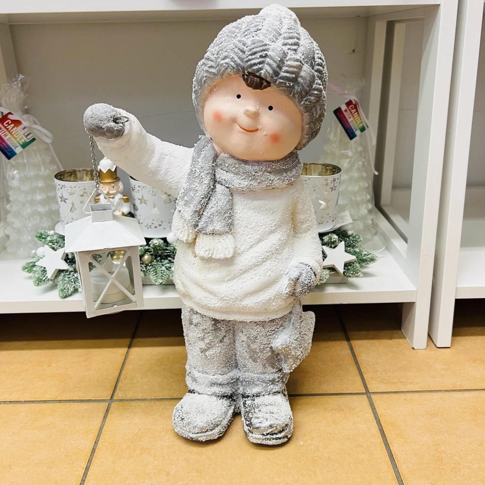 ZIMNÍ DEKORACE FIGURA CHLAPCE S LUCERNOU 