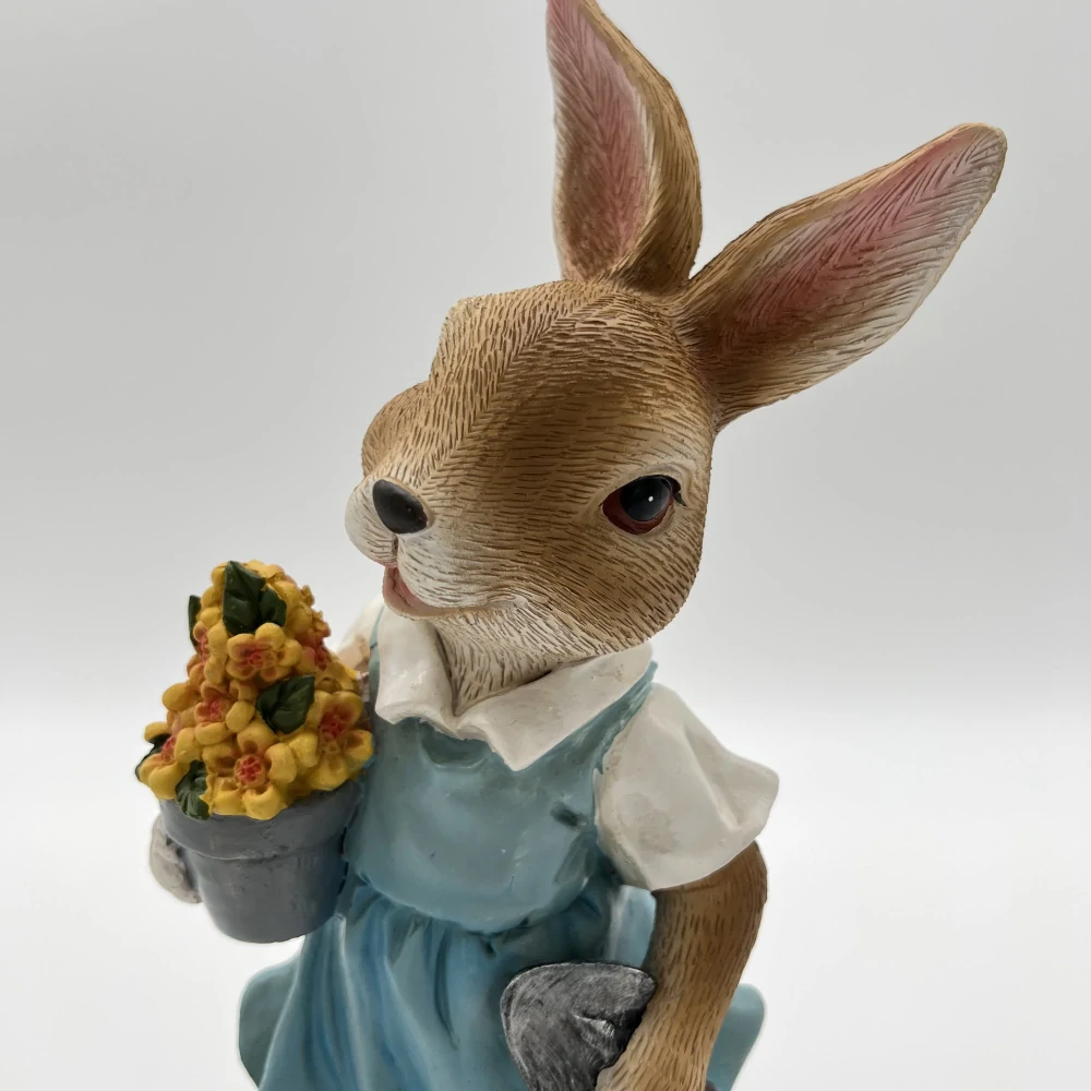 JARNÍ DEKORACE FIGURKA KRÁLIČÍ HOLČIČKY S KYTIČKOU