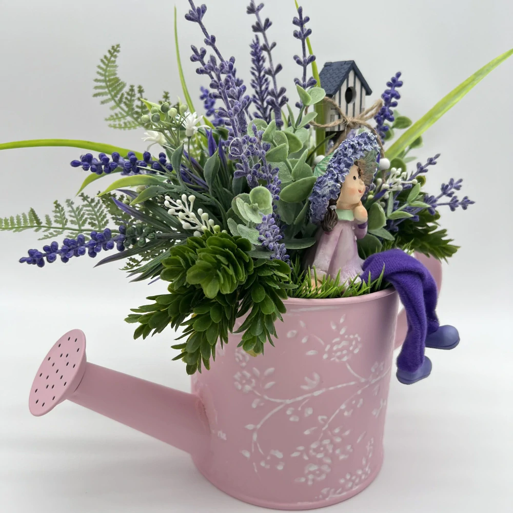 DEKORACE RŮŽOVÁ KONVIČKA ZDOBENÁ UMĚLÝMI KVĚTY A FIGURKOU 