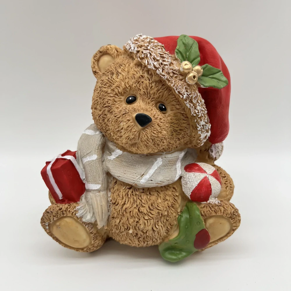 DEKORACE FIGURKA SEDÍCÍHO MEDVÍDKA 