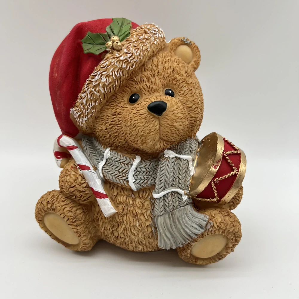 DEKORACE FIGURKA SEDÍCÍHO MEDVÍDKA 