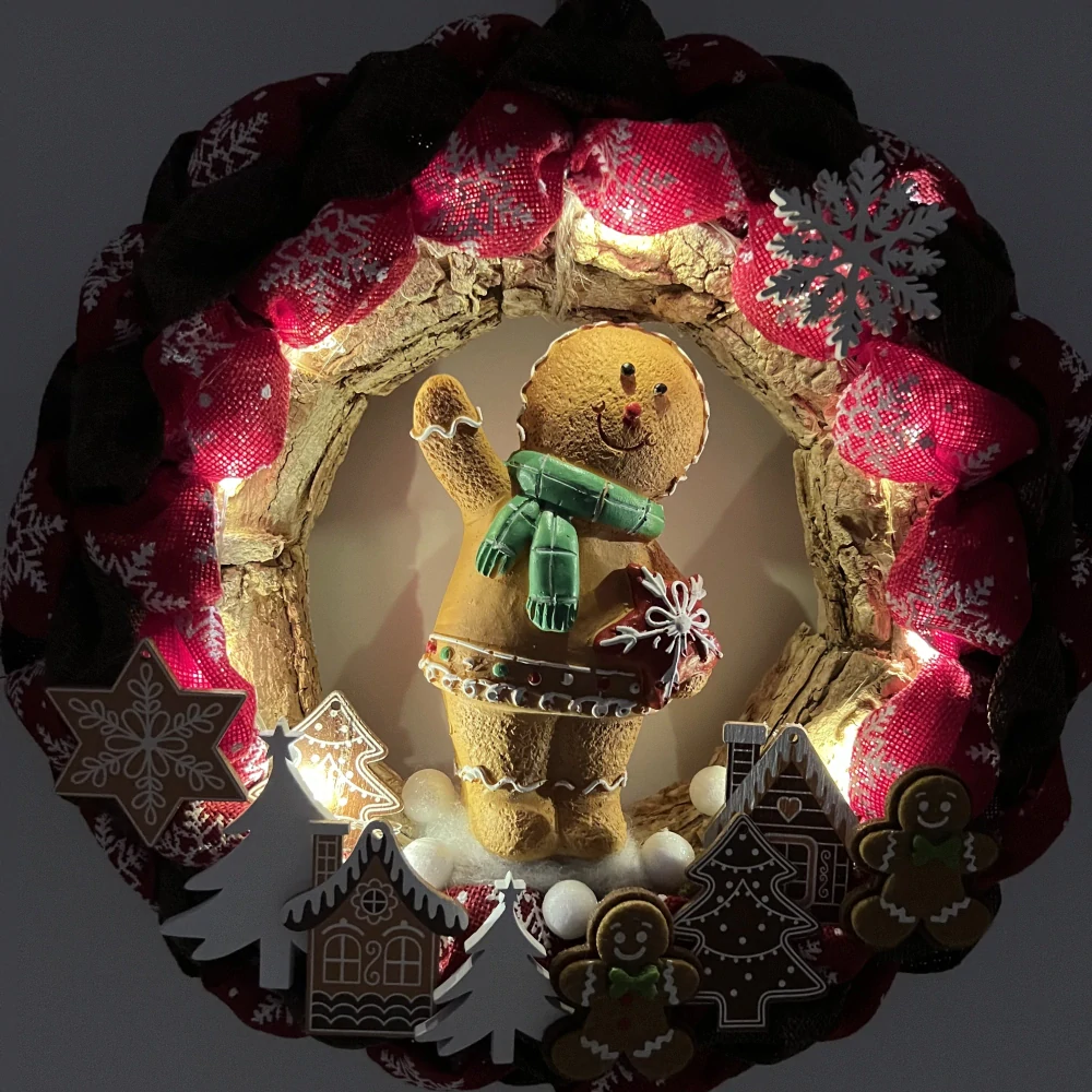 ZIMNÍ DEKORACE VĚNEČEK NA DVEŘE S FIGURKOU A OSVĚTLENÍM