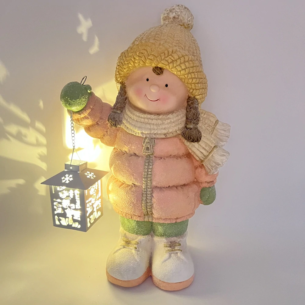 ZIMNÍ DEKORACE FIGURKA DÍVKY S LED LUCERNOU