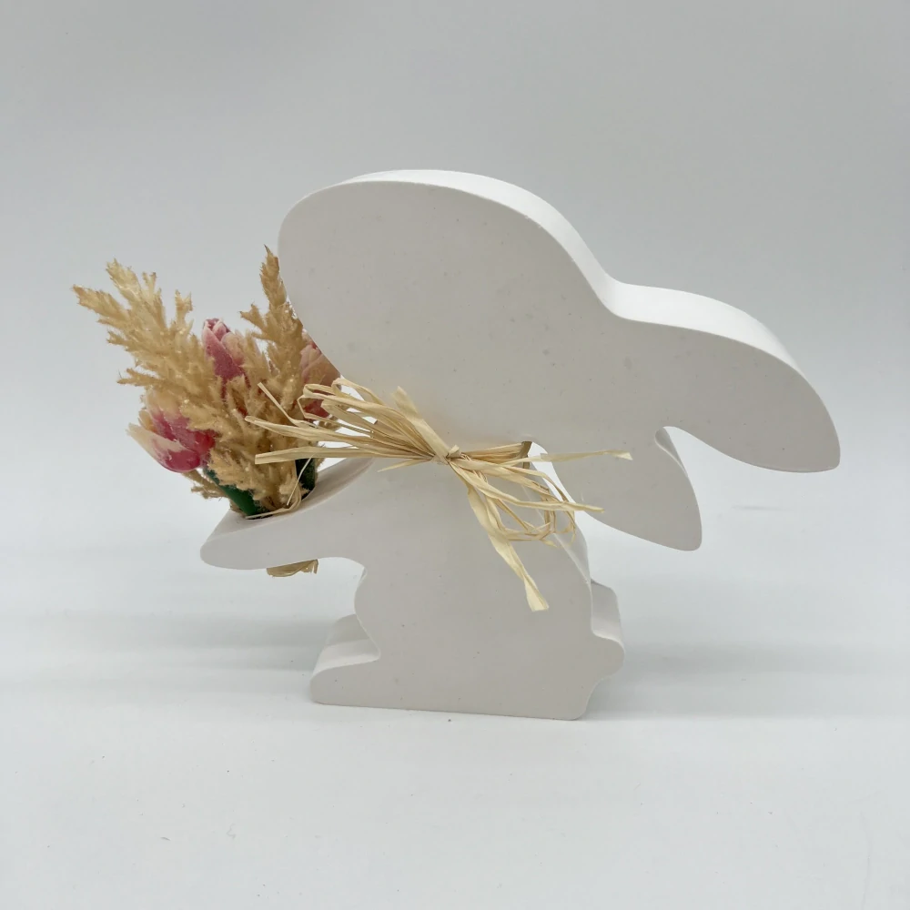 🌾 Keraflotový stojící zajíček s kytičkou v rukách – 14,5 cm (růžová varianta) 🌾🐰