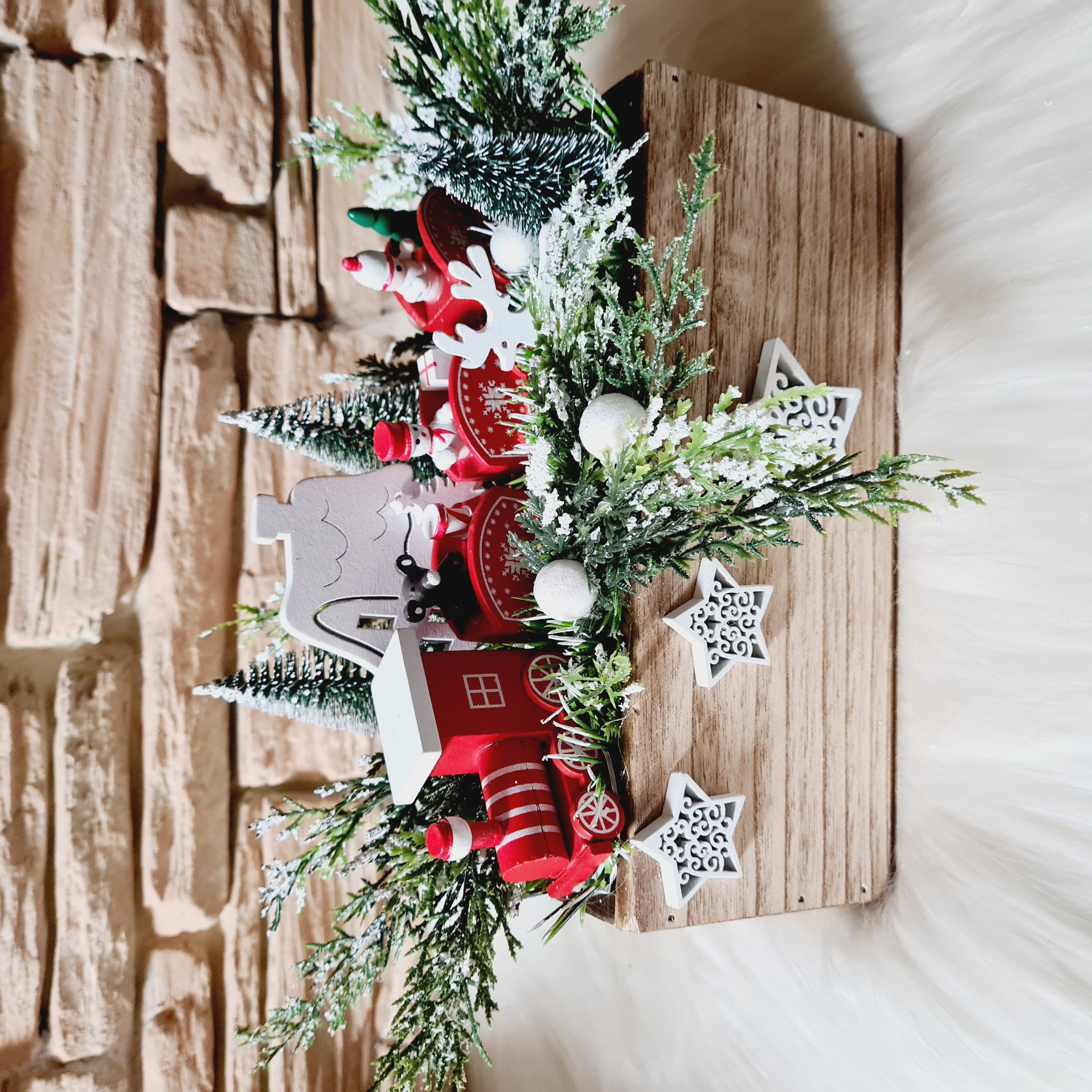 ZIMNÍ DEKORACE TRUHLÍK ZDOBENÝ S OSVĚTLENÍM VLÁČEK