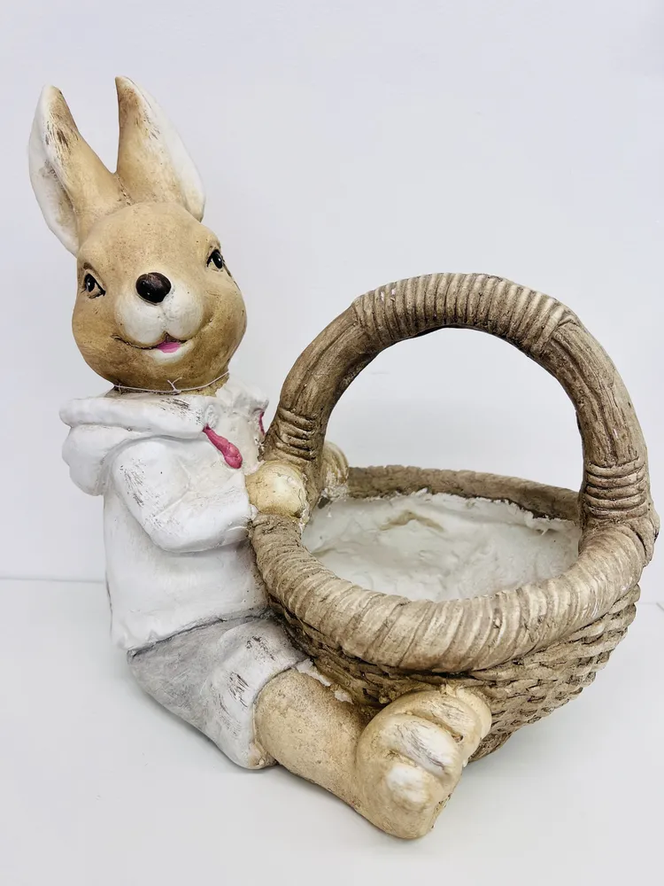 DEKORACE JARNÍ FIGURA ZAJÍCE CHLAPCE S KOŠÍKEM NA KVĚTINU
