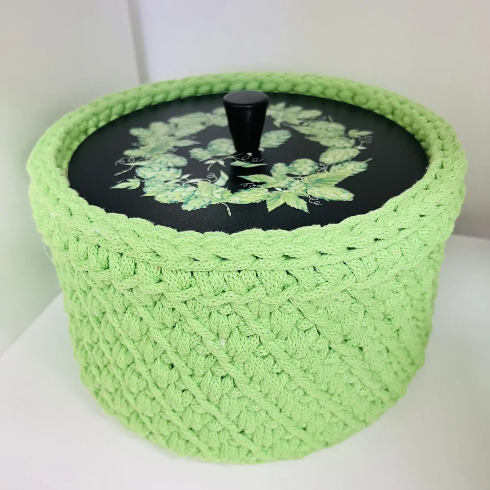 DEKORACE HÁČKOVANÝ KOŠÍK S VÍKEM