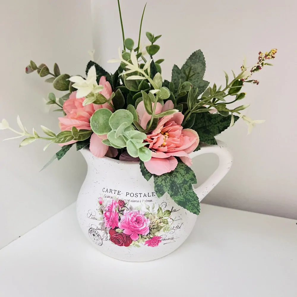 DEKORACE ZDOBENA UMĚLÝMI KVĚTY