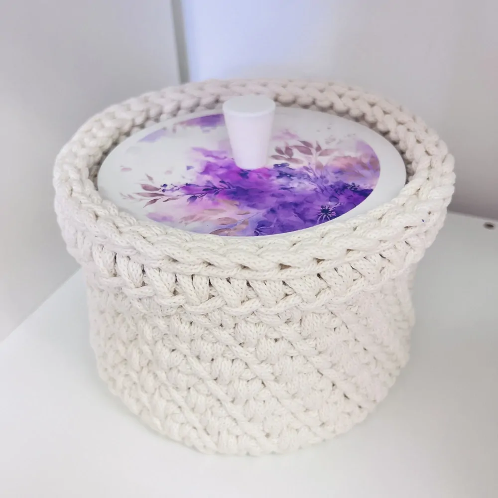 HÁČKOVANÝ KOŠÍK S VÍKEM