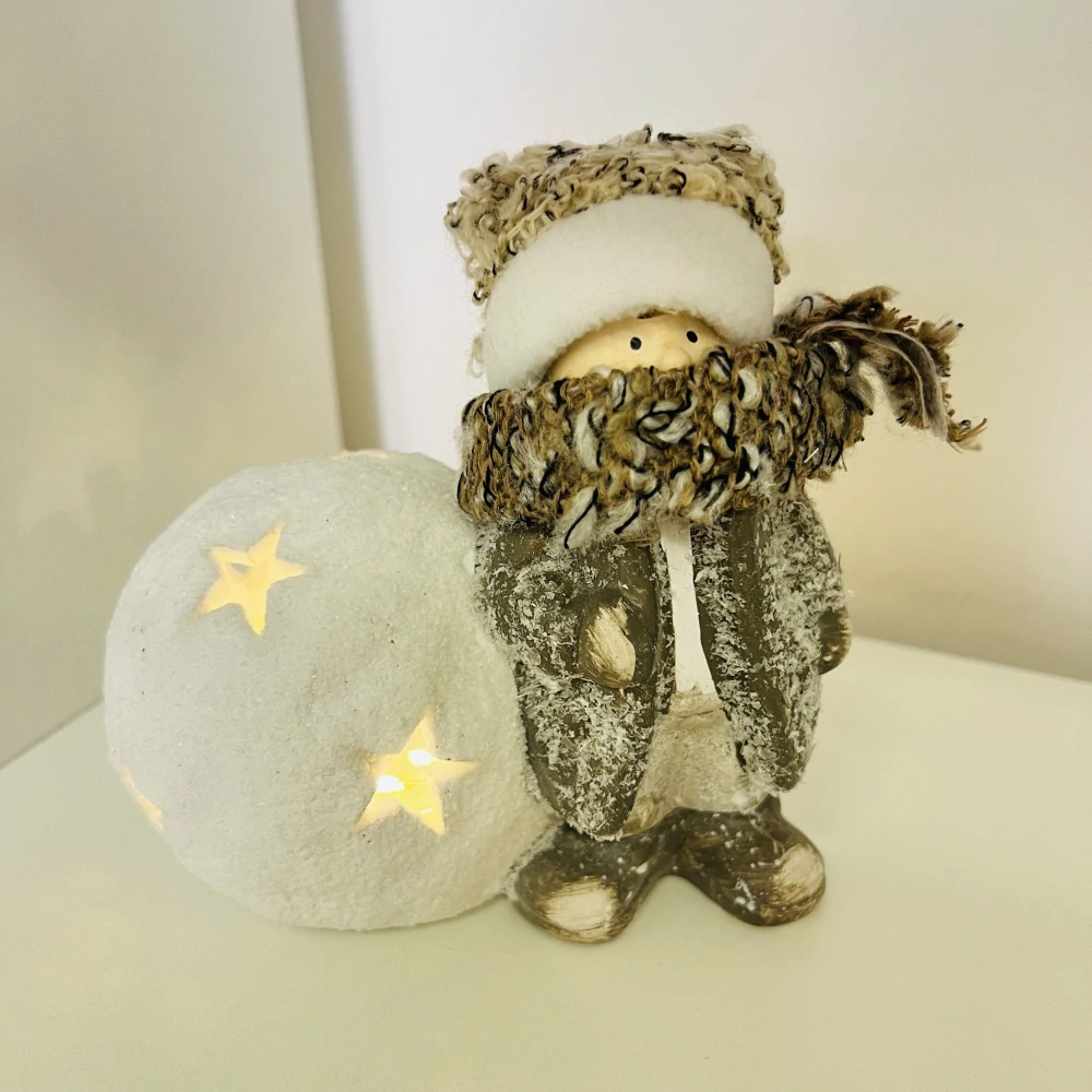 ZIMNÍ DEKORACE FIGURKA CHLAPCE NA ČAJOVOU NEBO LED SVÍČKU