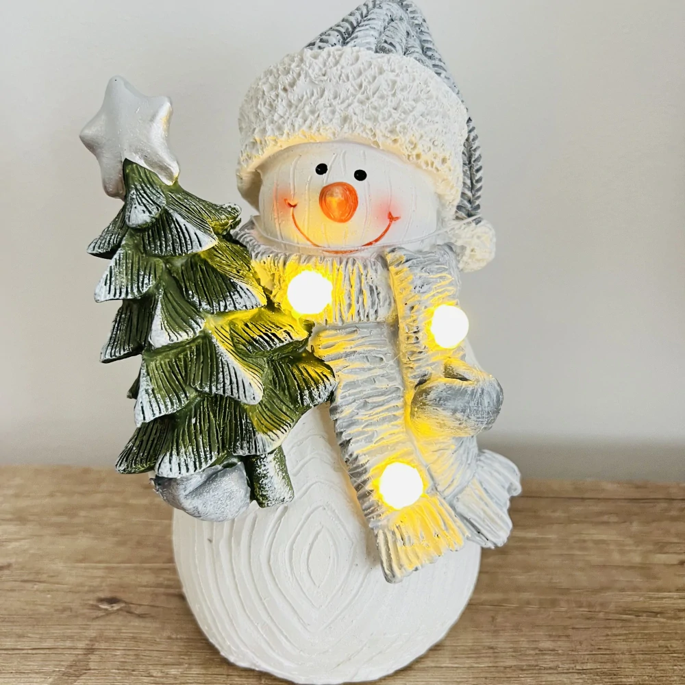 ZIMNÍ DEKORACE FIGURA SNĚHULÁKA SE STROMEČKEM A LED OSVĚTLENÍM