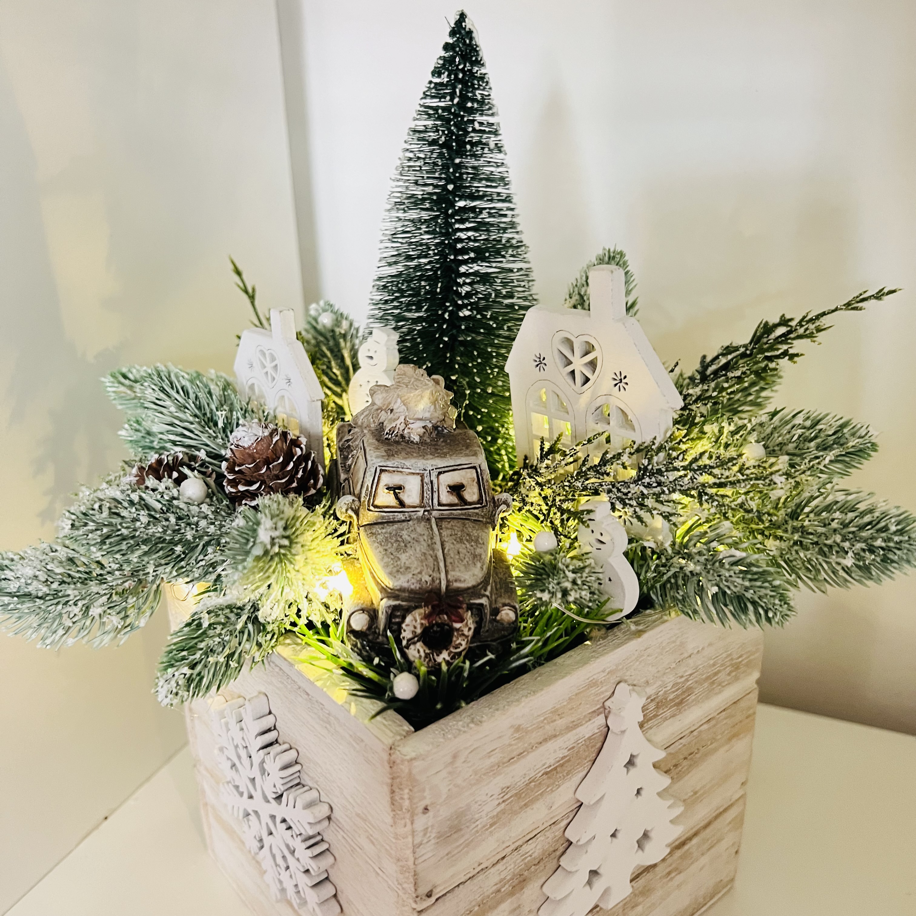 DEKORACE ZIMNÍ TRUHLÍK ZDOBENÝ S OSVĚTLENÍM 