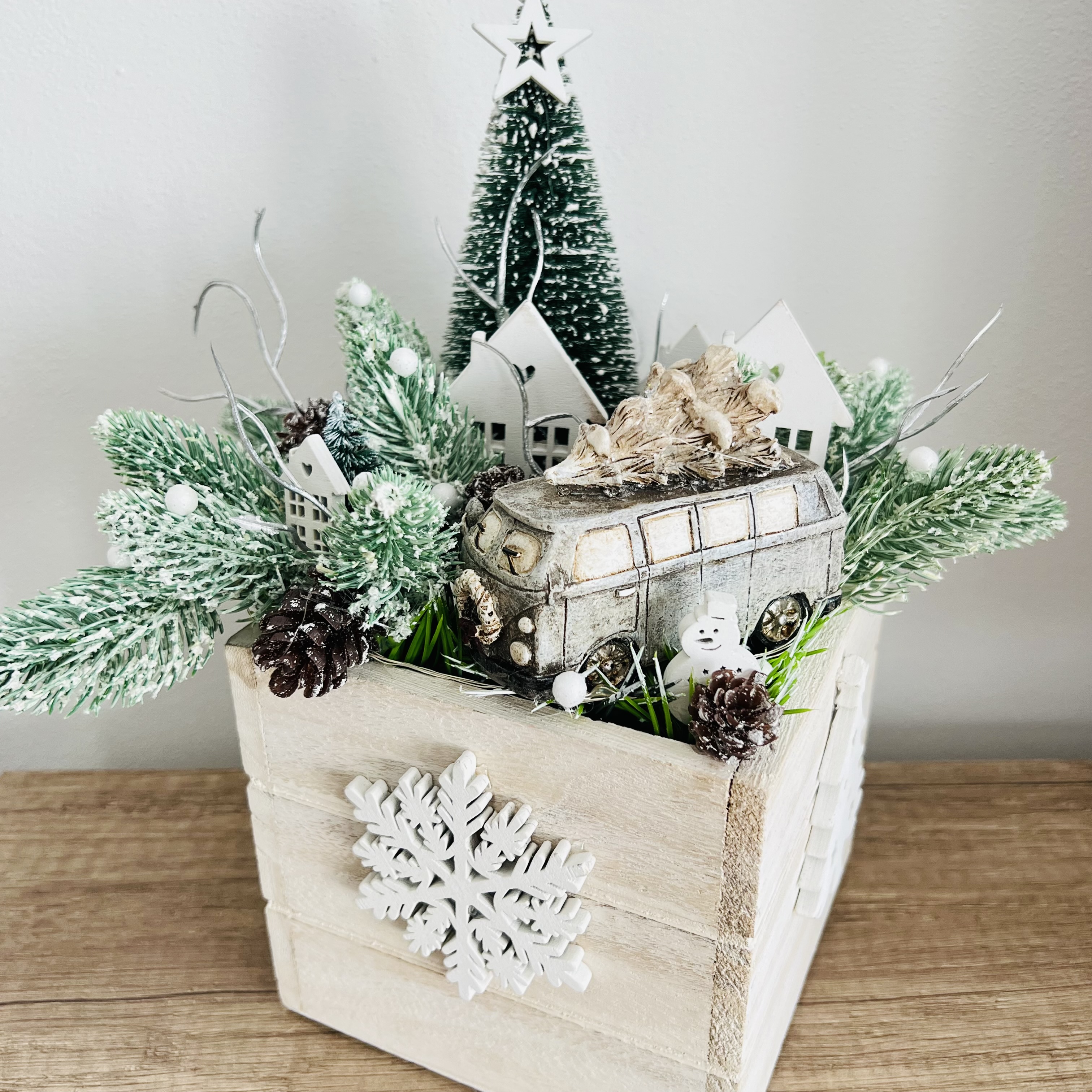 DEKORACE ZIMNÍ TRUHLÍK S OSVĚTLENÍM ZDOBENÝ 