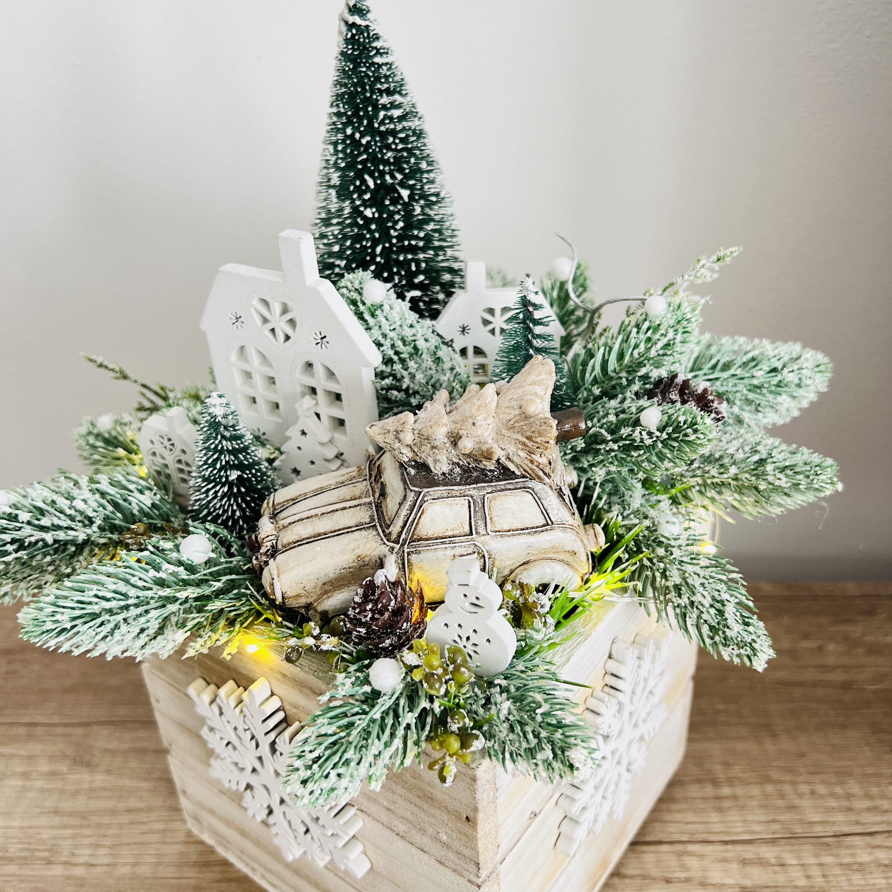 ZIMNÍ DEKORACE TRUHLÍK ZDOBENÝ S OSVĚTLENÍM 