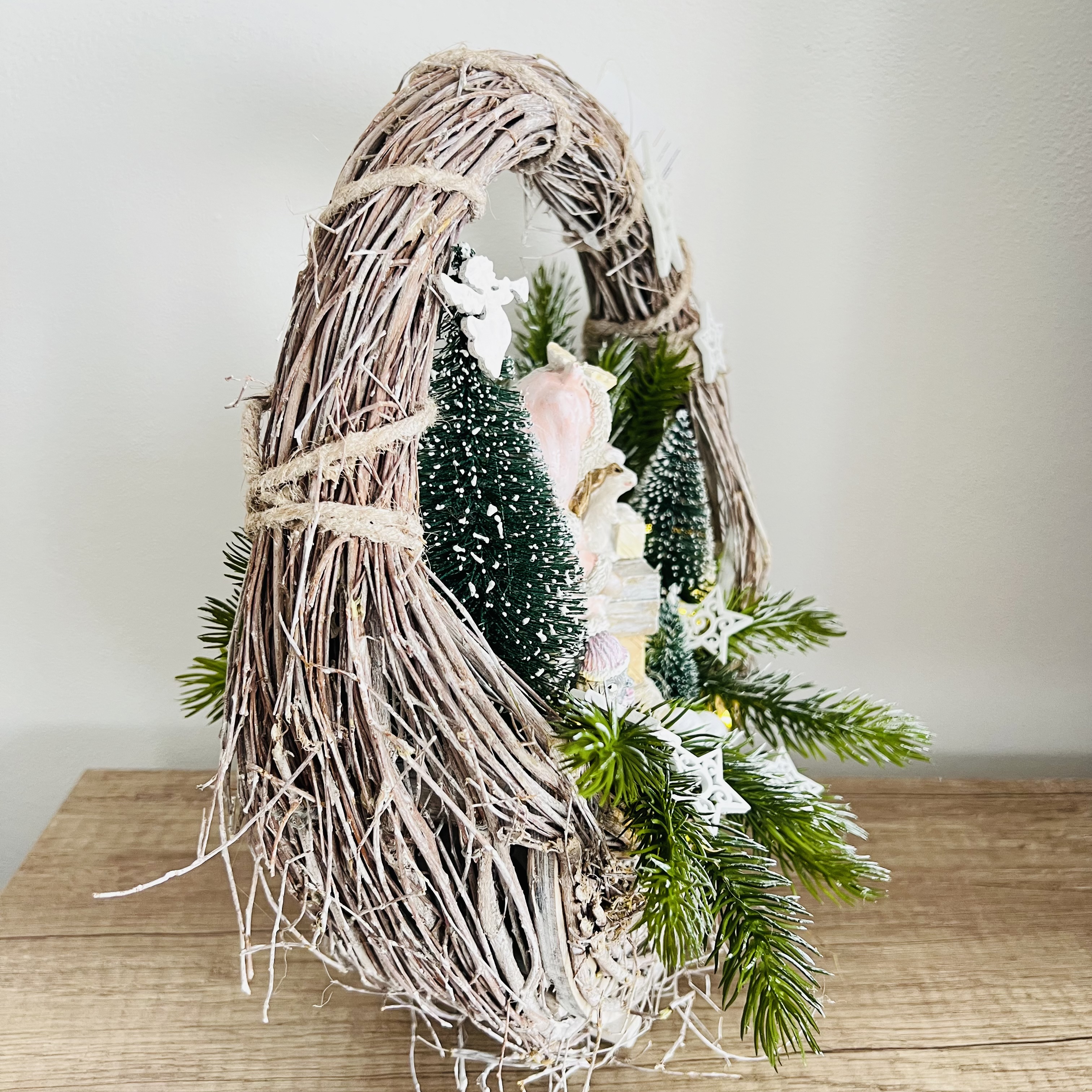 ZIMNÍ DEKORACE KOŠÍK ZDOBENÝ S OSVĚTLENÍM A FIGURKOU DÍVKY 