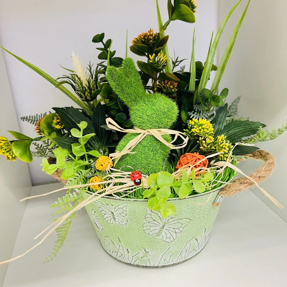 JARNÍ DEKORACE KOŠÍK ZDOBENÝ UMĚLÝMI KVĚTY A ZAJÍČKEM