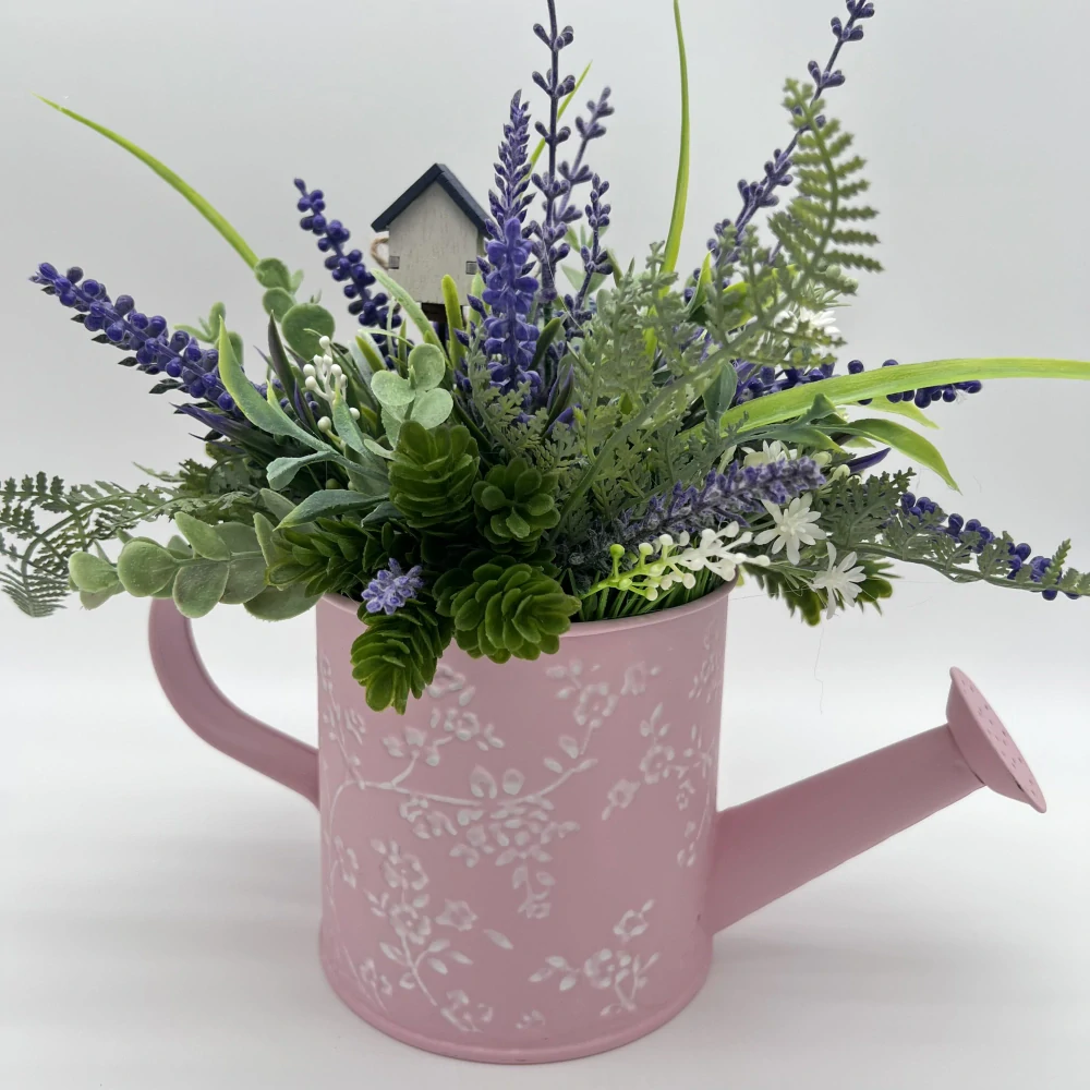 DEKORACE RŮŽOVÁ KONVIČKA ZDOBENÁ UMĚLÝMI KVĚTY A FIGURKOU 