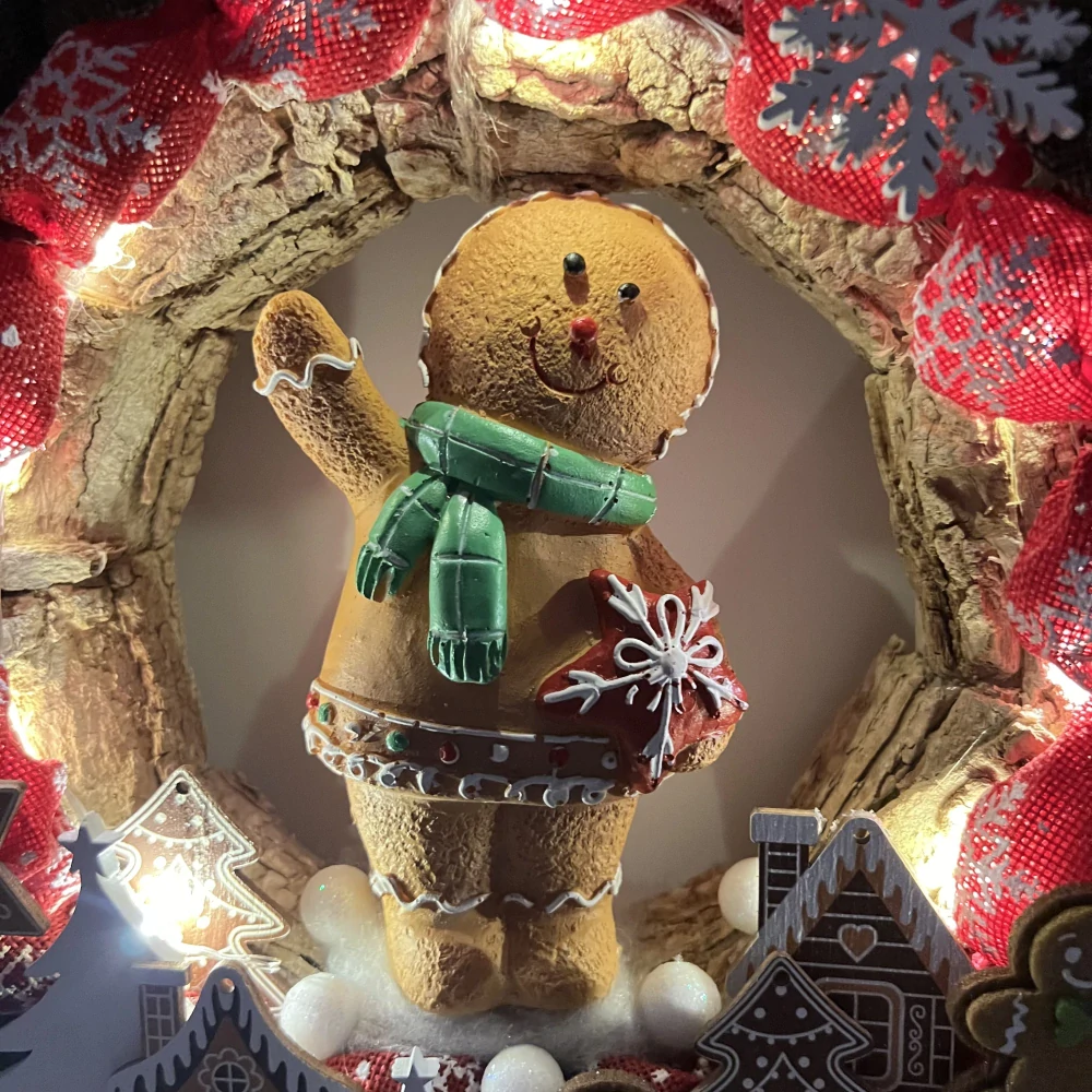 ZIMNÍ DEKORACE VĚNEČEK NA DVEŘE S FIGURKOU A OSVĚTLENÍM