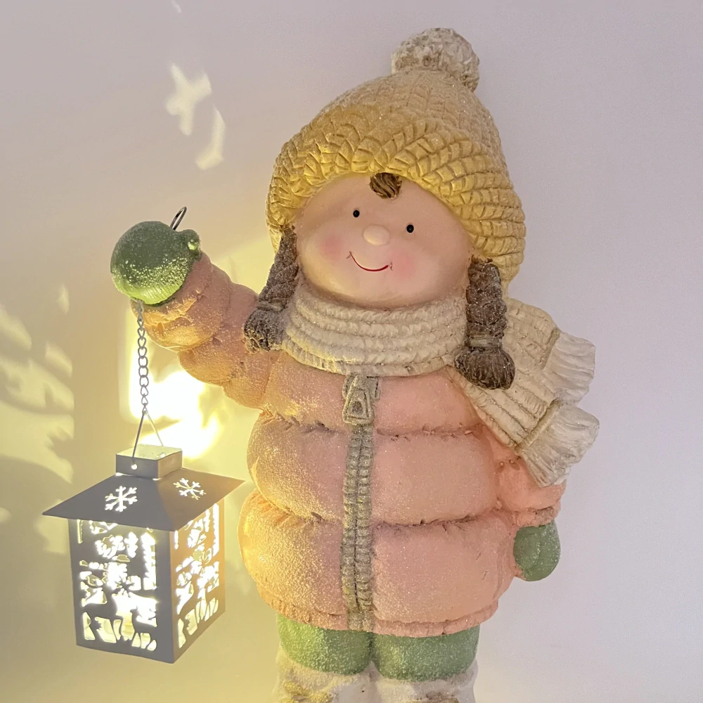 ZIMNÍ DEKORACE FIGURKA DÍVKY S LED LUCERNOU