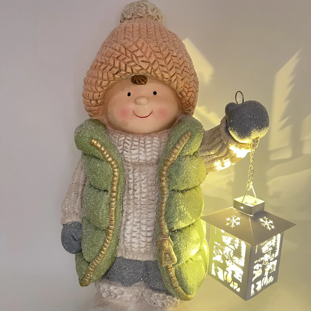 ZIMNÍ DEKORACE FIGURKA CHLAPCE S LED LUCERNOU