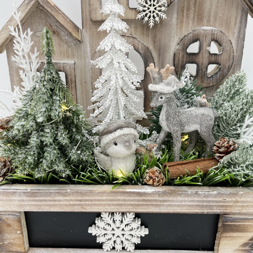 ZIMNÍ DEKORACE TRUHLÍK ZDOBENÝ S OSVĚTLENÍM 