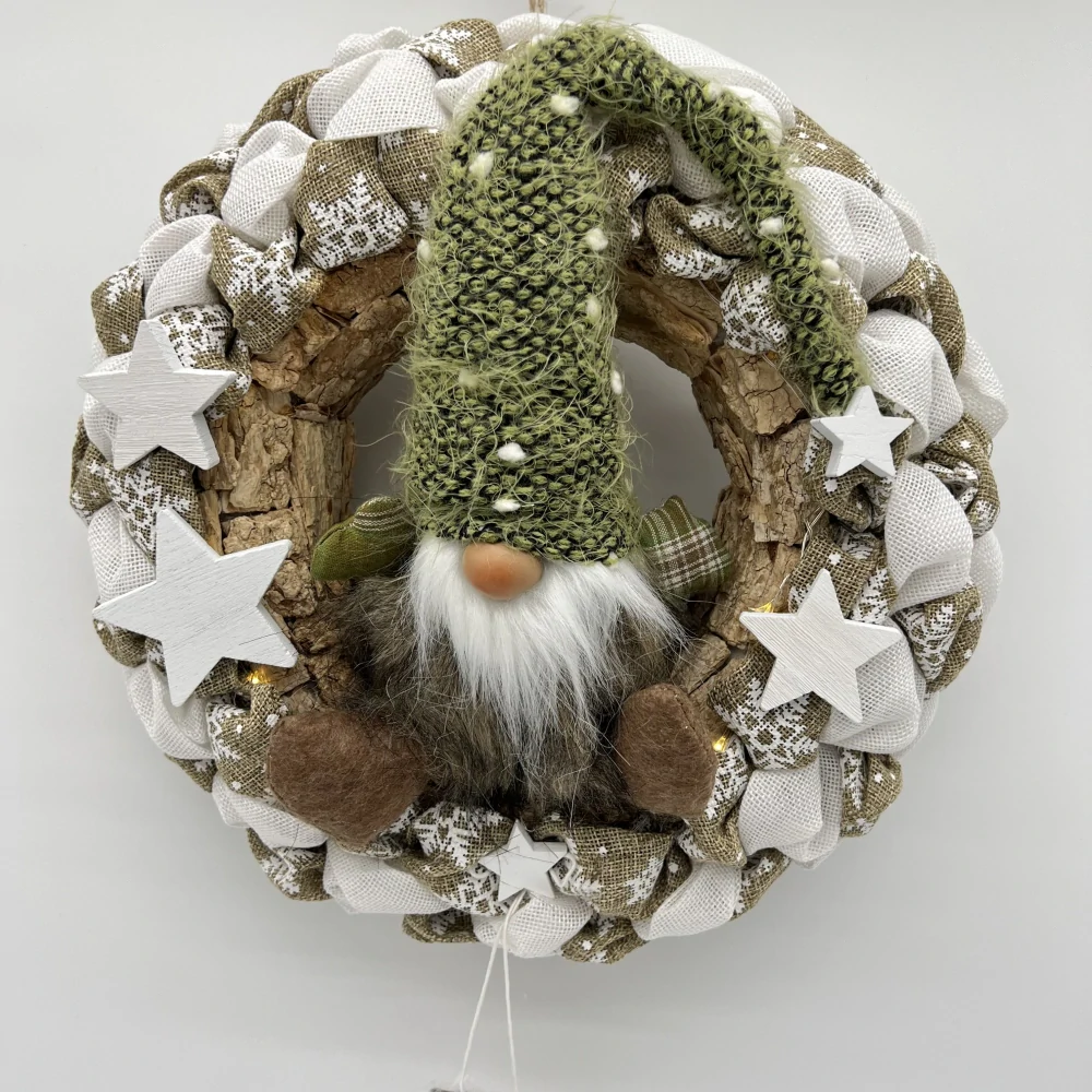 🎄 Zimní věnec se skřítkem a LED osvětlením – zelená čepice