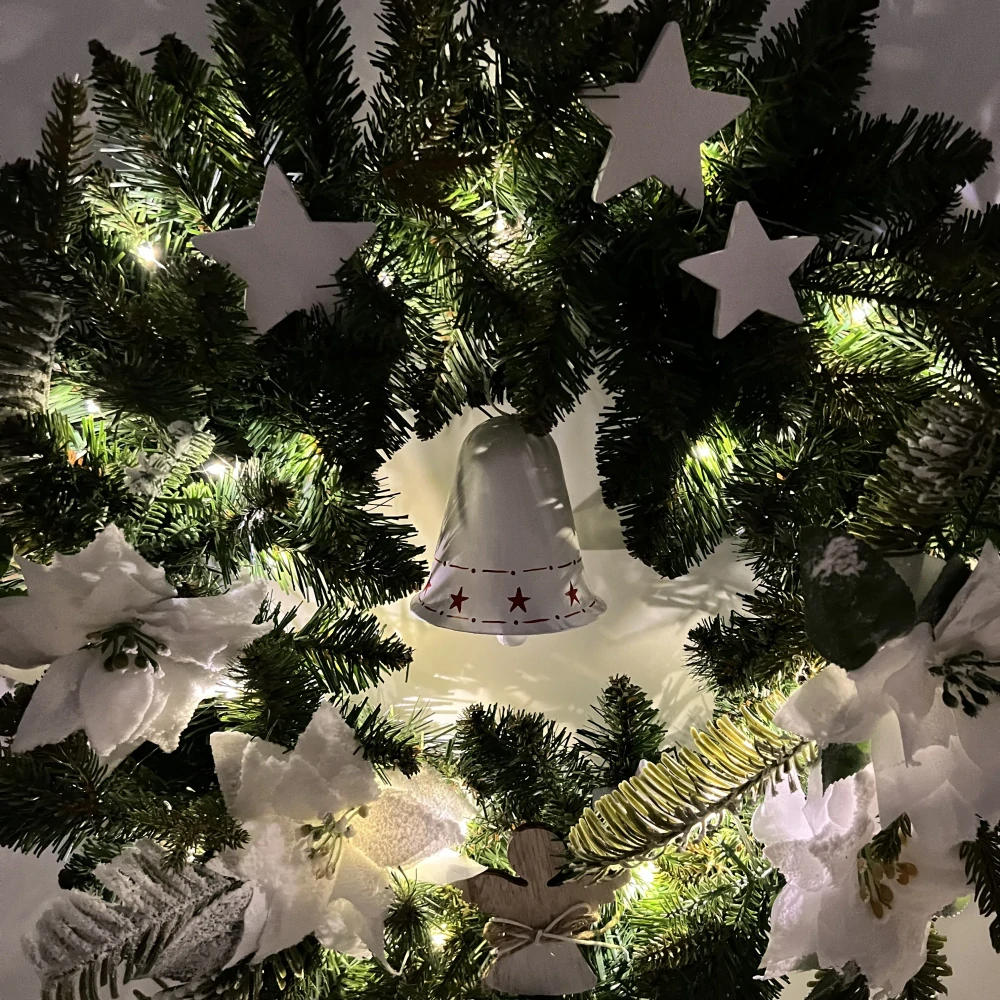 🌟 Svítící vánoční věnec „Bílá hvězda se zvonkem“
