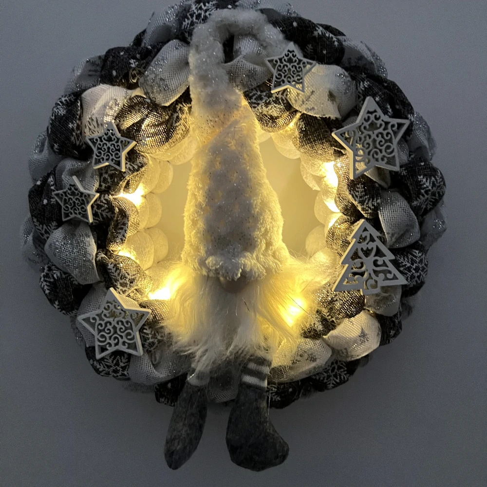 🎄 Zimní LED věneček „Stříbrný skřítek“