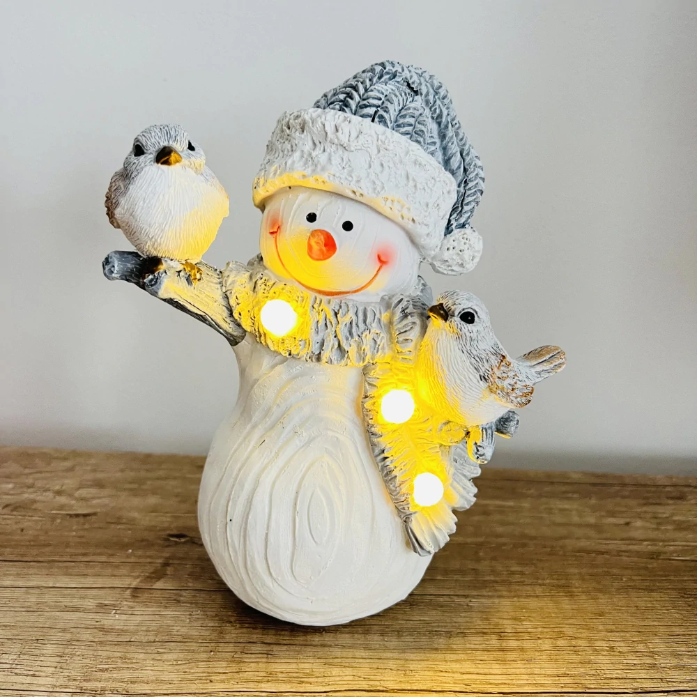 ZIMNÍ DEKORACE FIGURKA SNĚHULÁKA S DVĚMA PTÁČKY A LED OSVĚTLENÍM