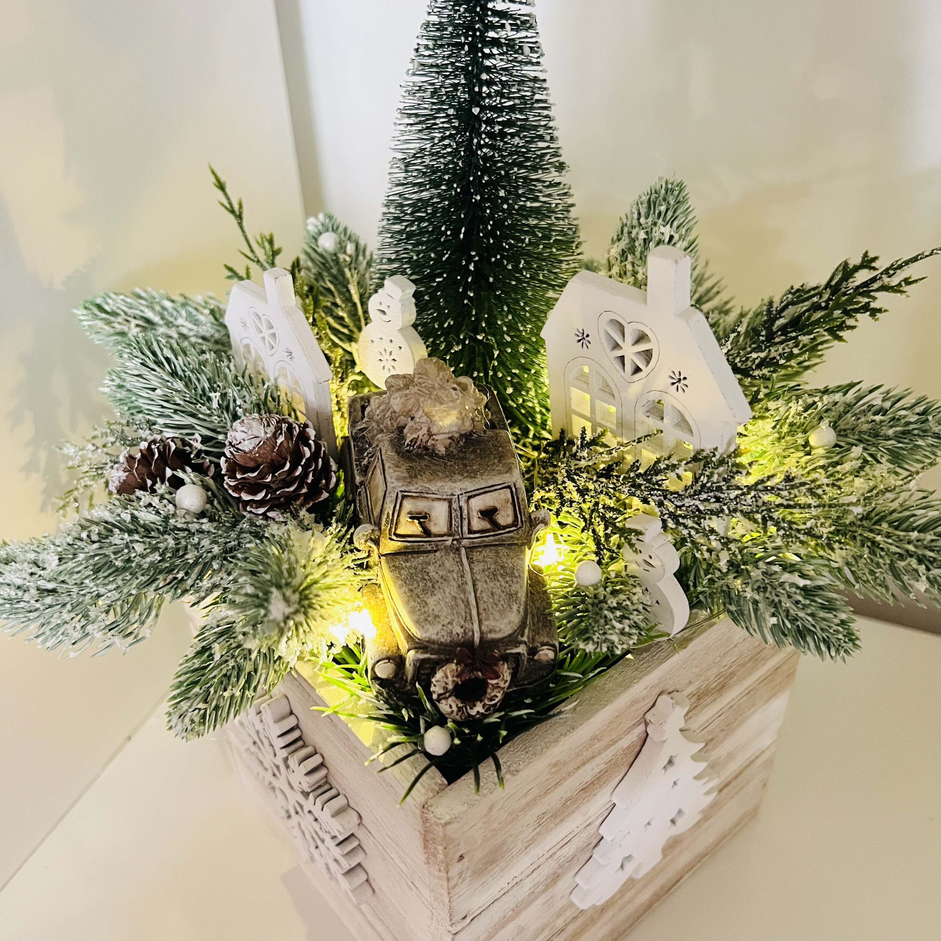 DEKORACE ZIMNÍ TRUHLÍK ZDOBENÝ S OSVĚTLENÍM 