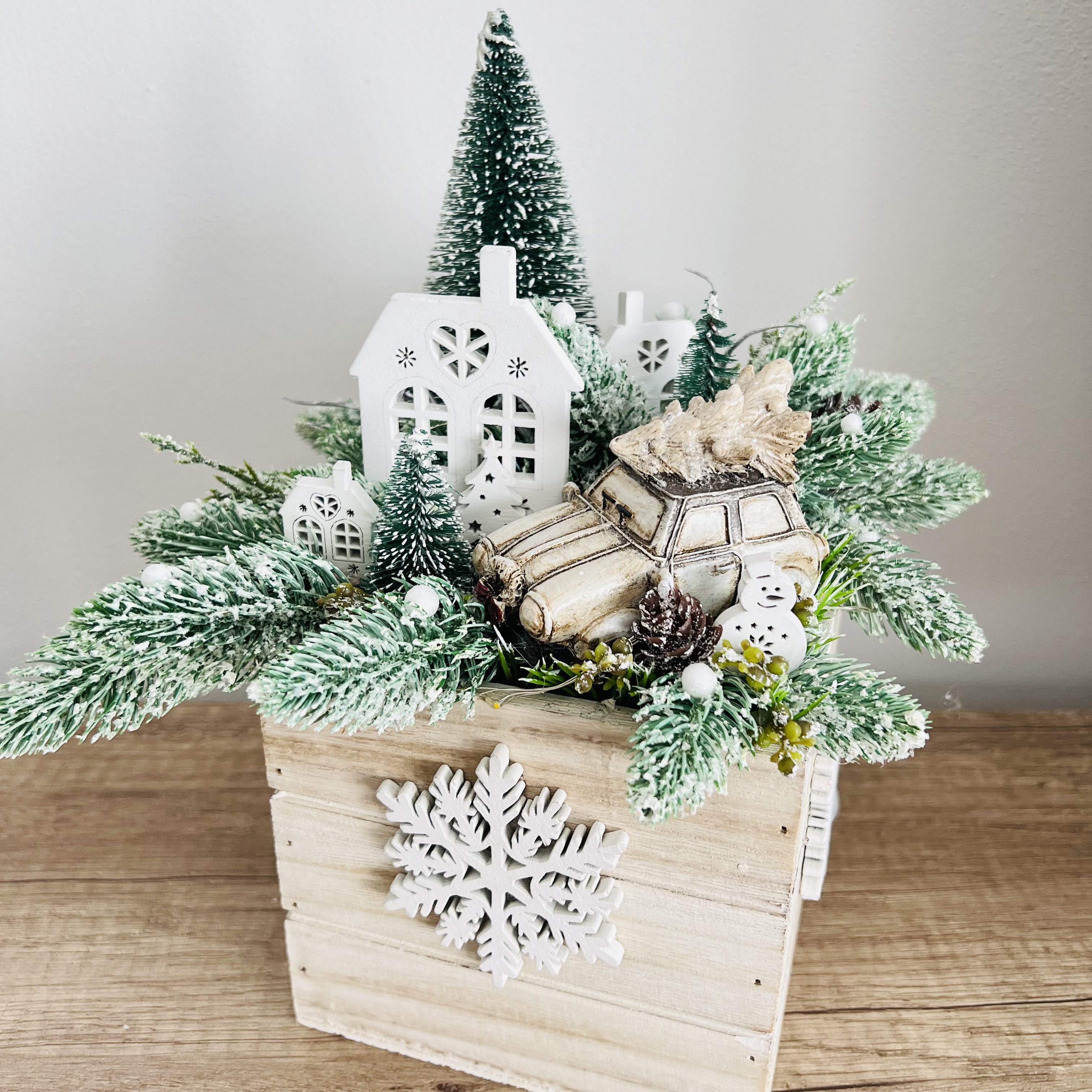 ZIMNÍ DEKORACE TRUHLÍK ZDOBENÝ S OSVĚTLENÍM 